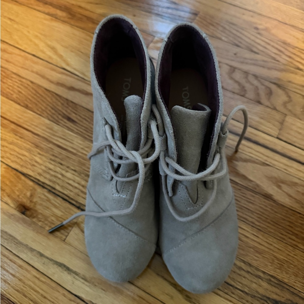 TOMS Women's Lace-Up Tan Suede Boots